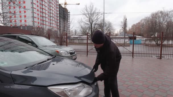 Muž otevře kapotu pomalého pohybu auta — Stock video