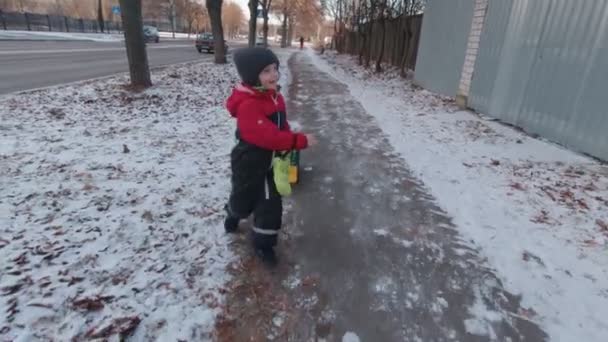 快乐的男孩跑着冬天的户外慢动作 — 图库视频影像