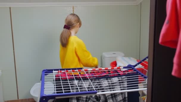 Το κορίτσι κρεμάει βρεγμένα ρούχα — Αρχείο Βίντεο