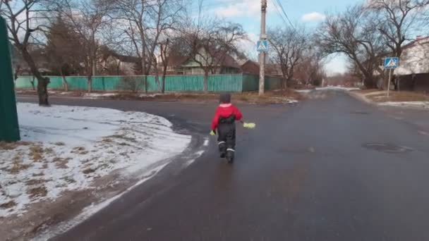 Chłopiec Winter Running Wolny ruch — Wideo stockowe