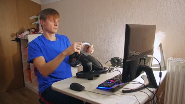 Hombre sonriente jugando carreras — Vídeos de Stock