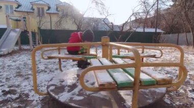 Atlıkarınca Süren Çocuk Yavaş Hareket