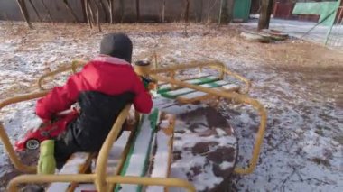 Atlıkarıncada Süren Çocuk Yavaş Hareket