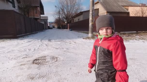 Chlapec pláče venku pomalým pohybem — Stock video