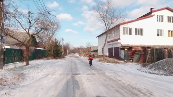 Boy Running Pe The Winter Street Slow Motion — Videoclip de stoc