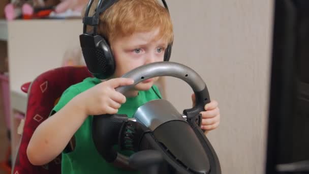 小男孩玩汽车模拟器 — 图库视频影像