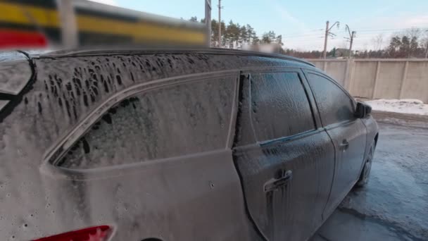 Carro na espuma na lavagem de carro — Vídeo de Stock