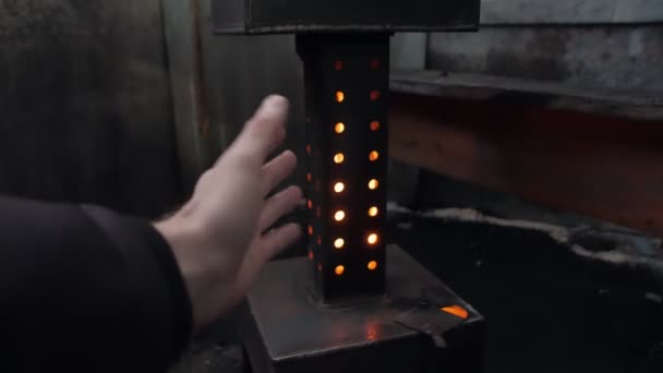 사람의 손을 불로 따뜻하게 하는 일 — 비디오