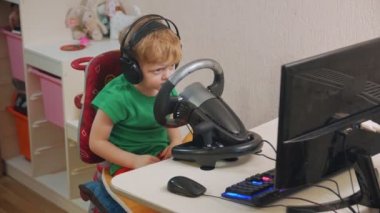 Bilgisayarın başında oturan çocuk