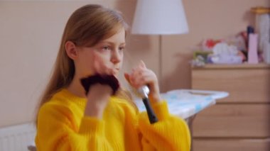 Saçlarını at kuyruğu yapmış bir kız.