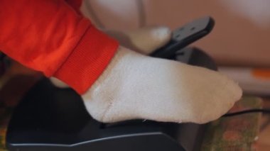 Ayaklar Araba Simülatörünün Pedallarında