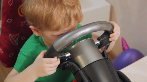 Мальчик играет на автомобильном симуляторе — стоковое видео