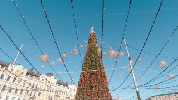 Διακοσμημένο χριστουγεννιάτικο δέντρο στην πλατεία — Αρχείο Βίντεο