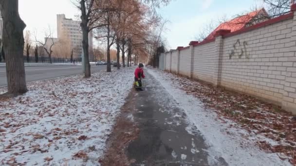 Счастливый мальчик, бегущий зимой — стоковое видео