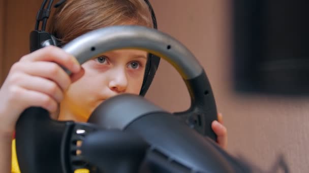 Προσεκτική κοπέλα που παίζει σε προσομοιωτή αυτοκινήτου — Αρχείο Βίντεο
