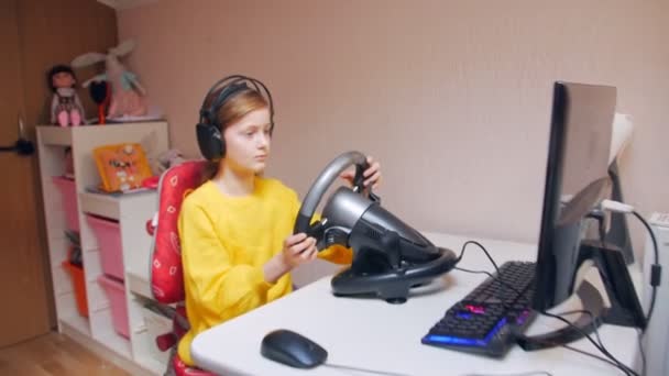 Meisje in koptelefoon spelen op het wiel — Stockvideo