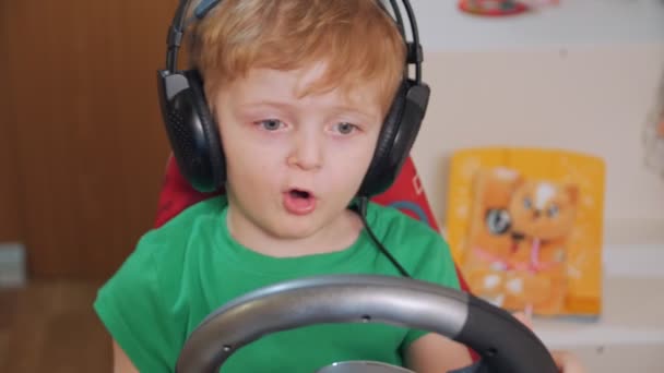 Мальчик играет в автомобильные гонки — стоковое видео