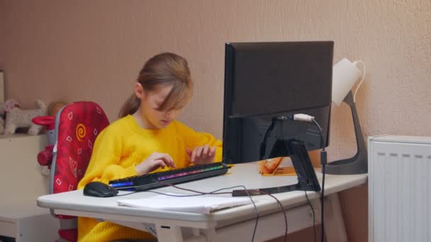 Meisje leren typen op het toetsenbord — Stockvideo