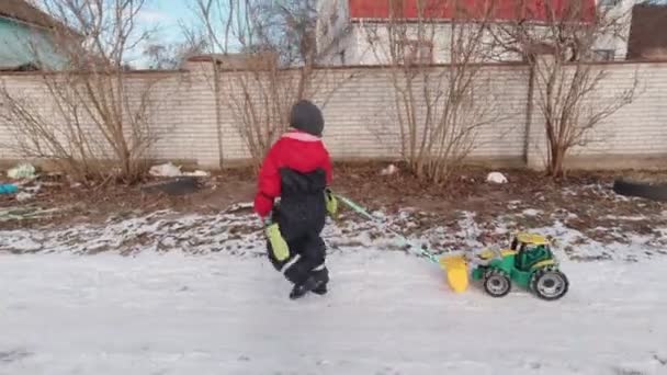 Garçon marche et ordures sur la rue — Video