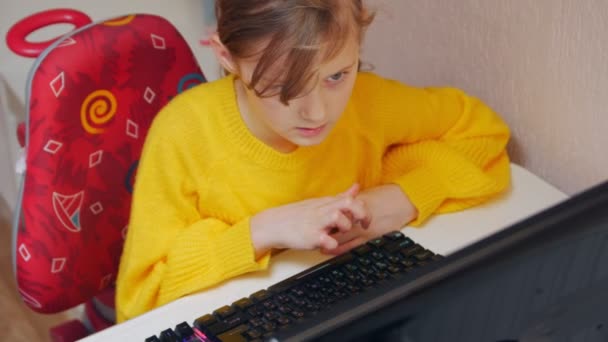 Chica leyendo en el ordenador — Vídeos de Stock