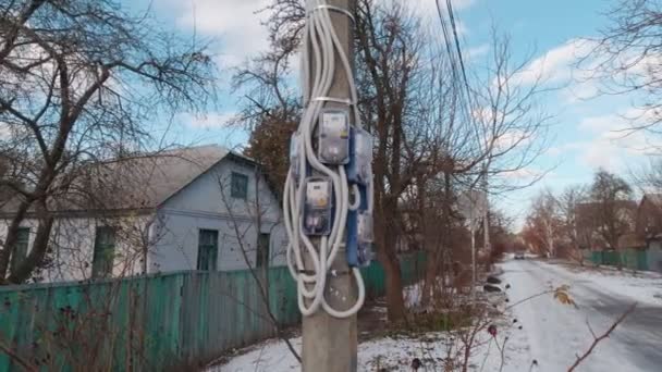 Medidores de electricidad en un poste — Vídeos de Stock