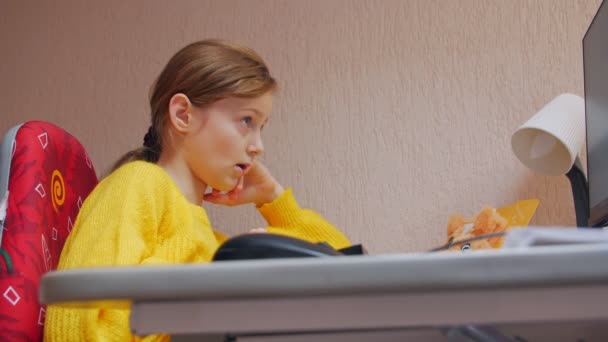 Девушка делает домашнюю работу на компьютере — стоковое видео
