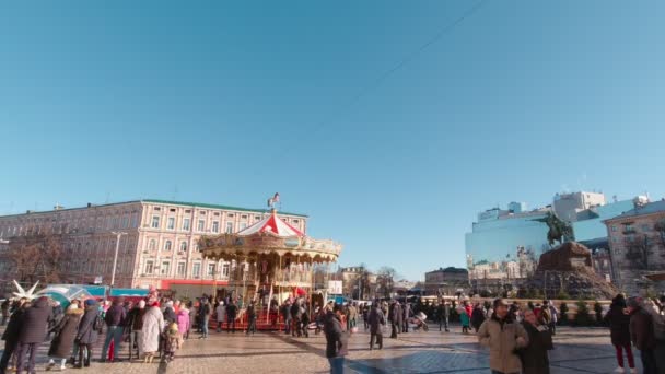 Karussell auf dem Platz in Kiew in Zeitlupe — Stockvideo