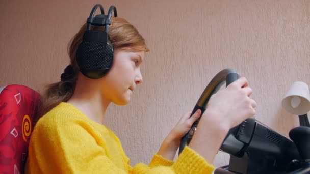 Fille jouer sur un voiture simulateur — Video