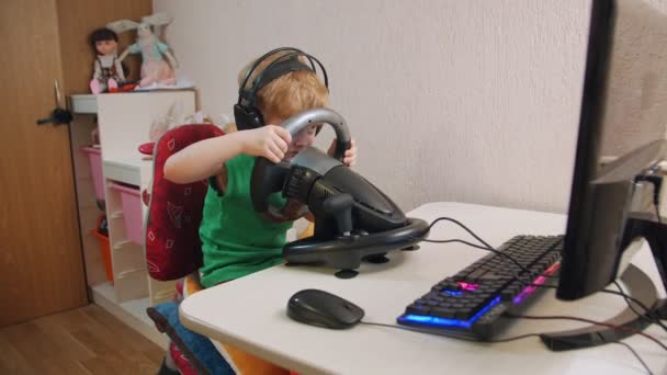 Mały chłopiec Racer gra — Wideo stockowe