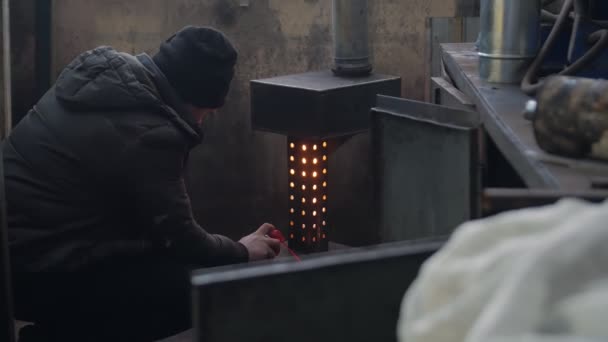 Hombre Kindles un horno — Vídeo de stock