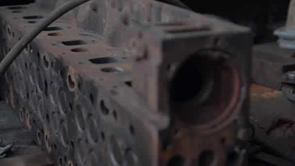 Primer plano de la cabeza del cilindro del coche — Vídeos de Stock