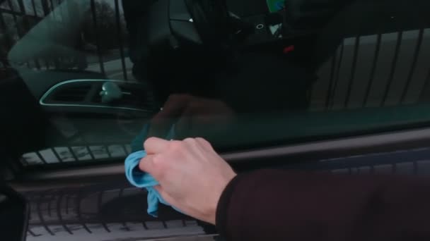 Hombre limpiando coche cámara lenta — Vídeos de Stock