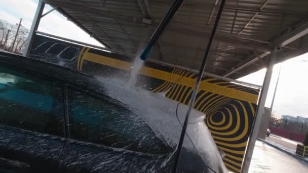 Lavage de voiture avec de la mousse à mouvement lent — Video