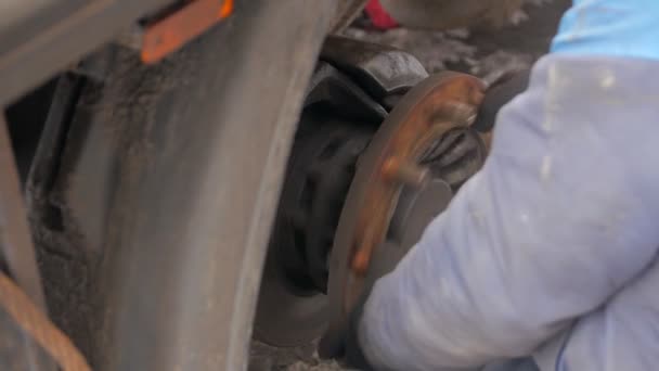 Reparatie van vrachtwagenwielen — Stockvideo