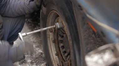 Tekerlek Fındıklarını Sıkıştıran Adam