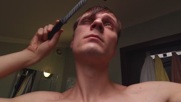 Homem pentear e secar o cabelo movimento lento — Vídeo de Stock