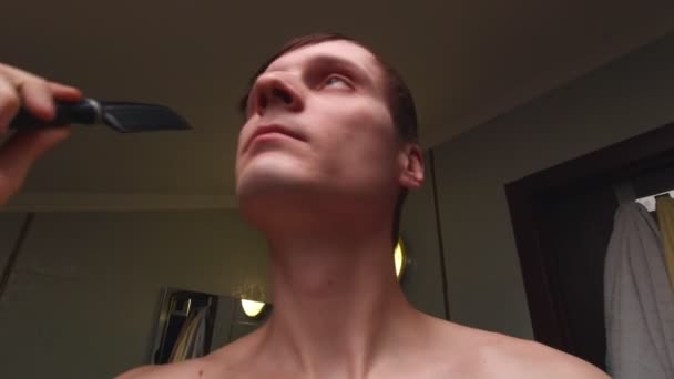 L'uomo pettinando un movimento lento dei capelli — Video Stock