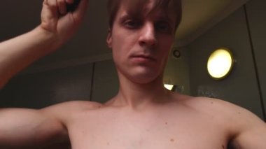 Adam Kuruyor ve Savaşan Saçlar Yavaş Hareket