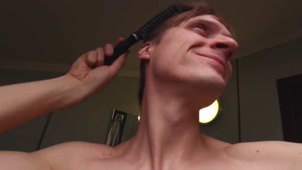 Χαμογελώντας άνθρωπος ξήρανση μαλλιών — Αρχείο Βίντεο