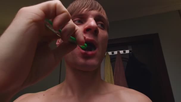 動きが遅い彼の歯を磨く男 — ストック動画