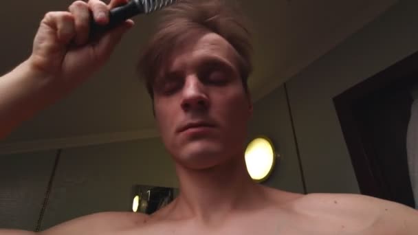 Homme faisant coiffure — Video