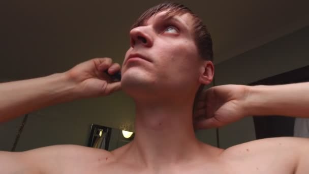 Άνδρας βούρτσισμα βρεγμένα μαλλιά αργή κίνηση — Αρχείο Βίντεο