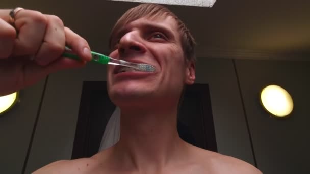 Homem escovar os dentes — Vídeo de Stock