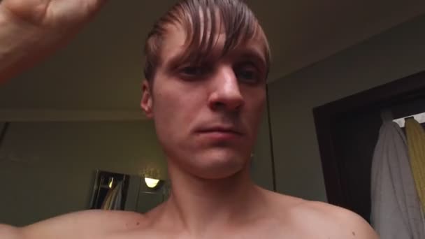 Homme coiffage cheveux mouillés — Video
