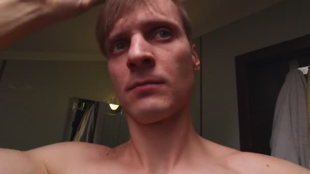 Mann trocknet Haare mit Haartrockner — Stockvideo
