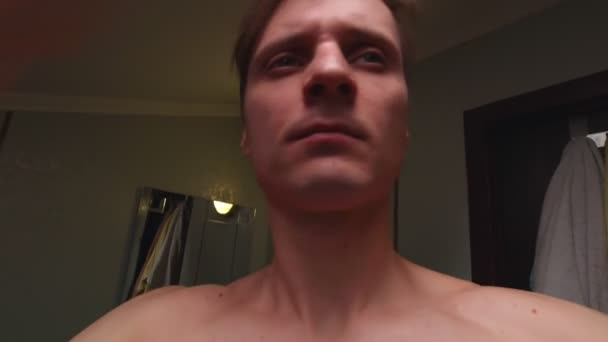 Muž sušení vlasů s vysoušečem pomalý pohyb — Stock video