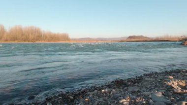 nehir kıyısında dalgaları