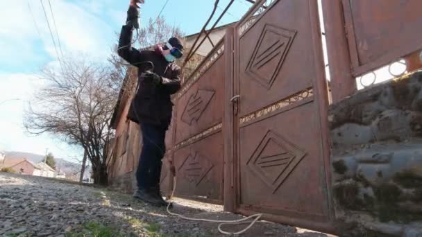 Man Grinding The Gate Time Lapse — Stockvideo