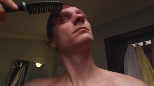 男性の髪をとかす — ストック動画
