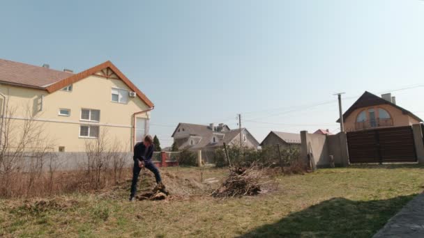 Muž sekání kořenů stromu pomalý pohyb — Stock video